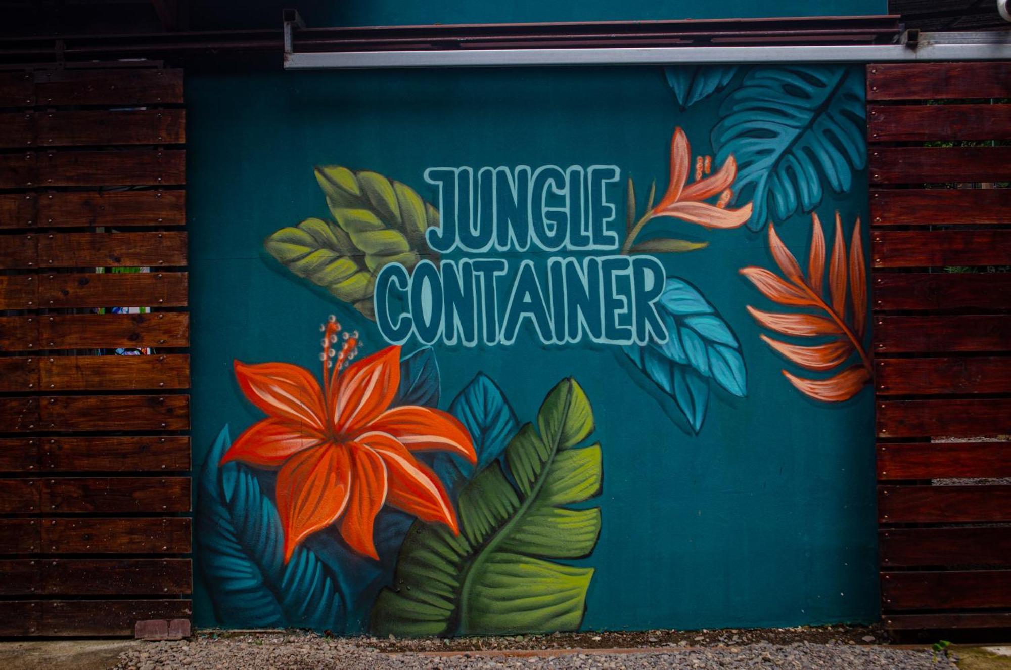 The Jungle Container Bed & Breakfast Quepos Exterior photo